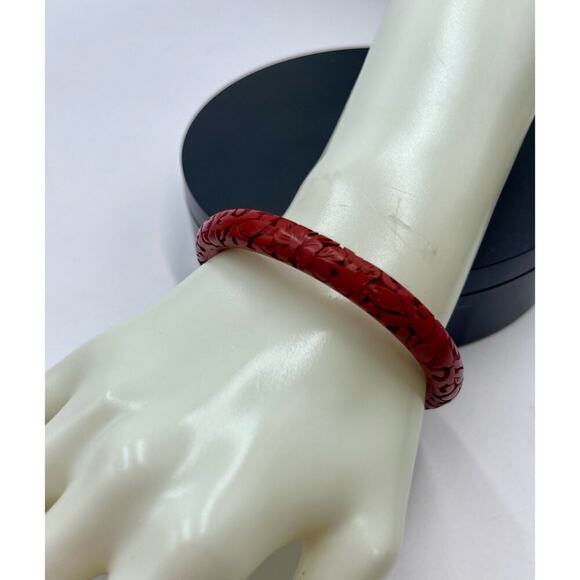 Vintage Chinese Carved Red
Cinnabar Floral Etched Bangle Bracelet - Picture 4 of 15